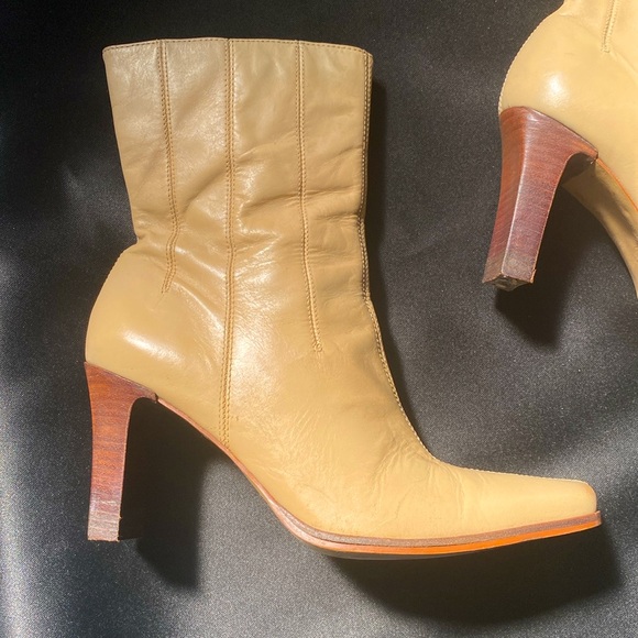 Vintage tan leather booties. Made in Brazil. Size 8B. Bra. 37. EUR. 39. - Picture 2 of 15